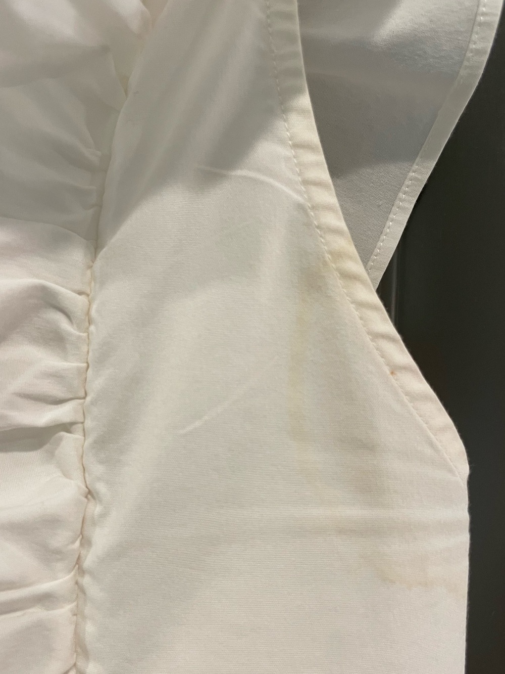 Alice + Olivia White Ruffle V-Neck Sleeveless Blouse - Picture 4 of 9